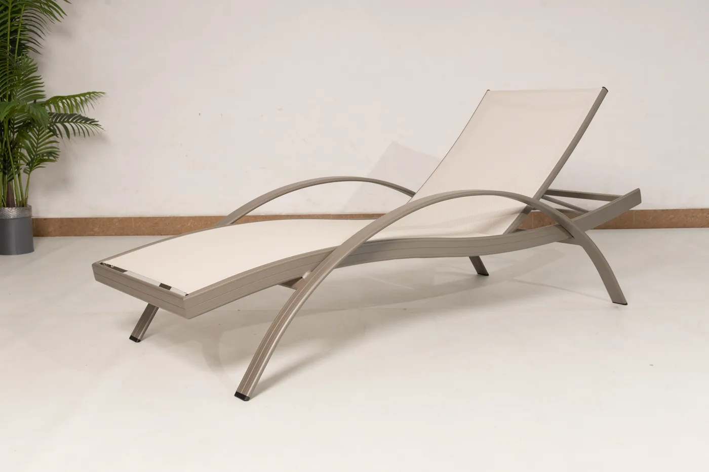 Bulan sunbed / lounger — light frame